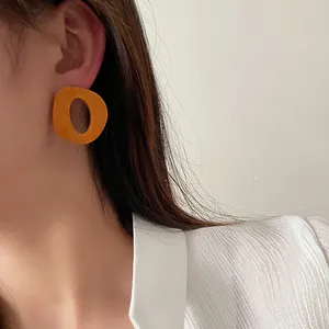 Orecchini a cerchio a C retrò francesi in legno arancione, design geometrico su modella