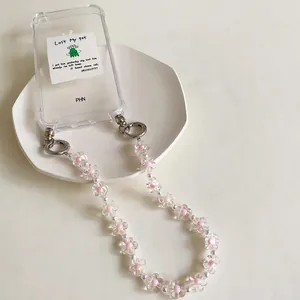 Custodia trasparente minimalista con laccio a perline floreali rosa su vassoio