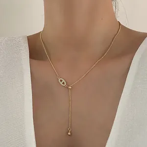 Detail van verstelbare gouden ketting met zirkonia varkensneus hanger op een model
