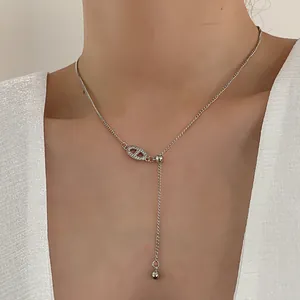 Detail van S925 zilveren Y-ketting met zirkonia varkensneus-hanger en verstelbare schuifkraal