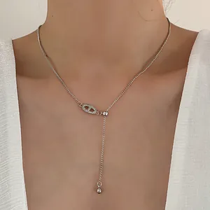 Elegante zilveren ketting met zirkonia ingelegde ovale hanger op een vrouwelijk model