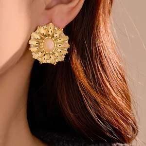 Luxuriöse goldene Sonnenblumen-Ohrringe mit Naturstein und zarten Blumen-Zirkon-Details