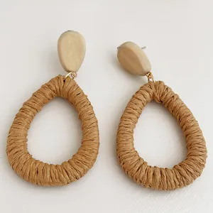 Orecchini in rattan intrecciato a mano con perni in legno in stile vintage bohémien