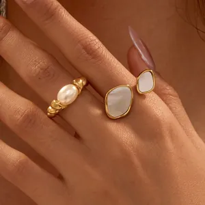 Set de anillos vintage de acero de titanio chapado en oro con perla y nácar