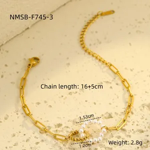 Gedetailleerde macro van de gouden gedraaide ring en witte parel aan een verfijnde schakel
