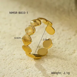Anello aperto minimalista placcato oro 18 carats con motivo a conchiglia in acciaio