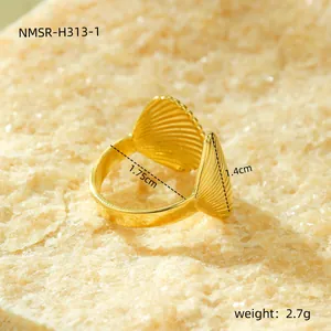 Vista dettagliata dell'anello a conchiglia con diametro 1,75cm e dimensioni 1,4cm