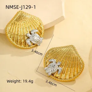 Boucles d'oreilles coquillage doré avec tortue argentée sur socle en pierre