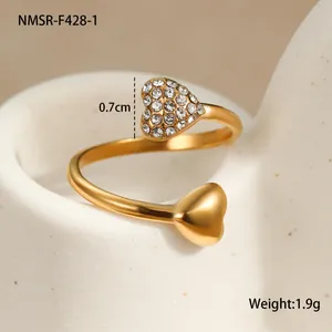 Détail d'une bague coeur dorée avec pavé de zircons et dimensions du coeur de 0,7 cm