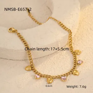 Détail du bracelet chaîne en or avec cœurs en cristal rose et mesures de taille