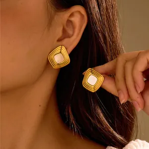 Französische goldene quadratische Perlenohrringe im Vintage-Stil für einen edlen Look