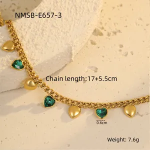 Vue macro du bracelet chaîne cœur doré avec zircons verts et détails de dimension