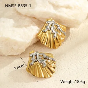Détail de boucles d'oreilles coquillage en or 18K avec corail argenté et perles blanches