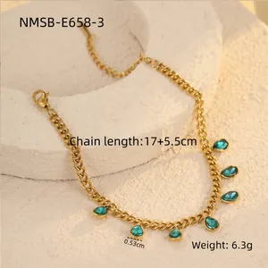 Détail du bracelet en chaîne dorée avec sept pierres en goutte bleu clair sur support