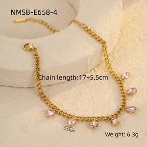 Détail d'un bracelet gourmette doré avec six breloques en cristal rose sur pierre