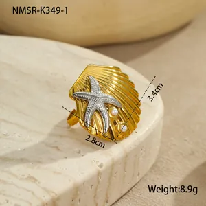 Détail d'une bague étoile de mer et coquillage dorée 18 carats avec perles et dimensions