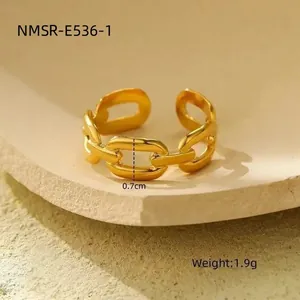 Detail van de 18K vergulde kettingring met breedte van 0,7 cm en gewicht van 1,9 g details