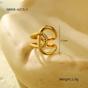 Detail van vergulde open ring met gladde rondingen en gedraaide touwstructuur