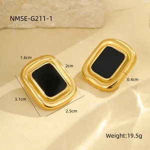 Makro-Detail rechteckiger Goldohrringe mit Maßen 3,1x2,5 cm und einem Gewicht von 19,5 g