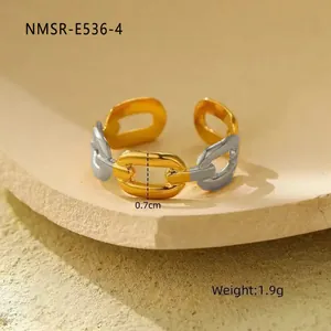 Detail van de tweekleurige schakelketting ring in goud en zilver, open ontwerp