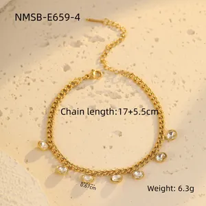 Gros plan d'un bracelet doré avec sept zircons ronds et un fermoir mousqueton ajustable