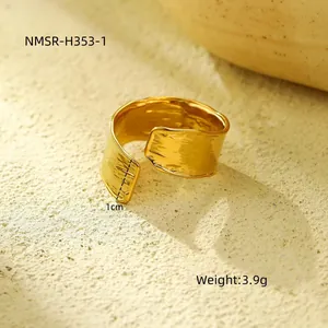 Macro-opname van 18K vergulde titanium ring met gehamerde textuur en breedte van 1cm