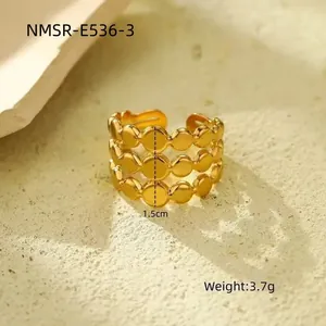 Detailweergave van de gouden drielaagse ring met breedte van 1,5 cm en 3,7 g gewicht