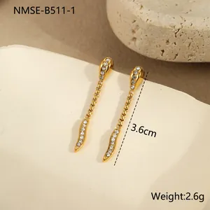 Vue macro de boucles d'oreilles serpent dorées avec zircons étincelants, longueur 3,6cm