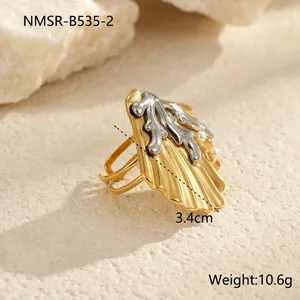 Détail d'une bague coquillage plaqué or 18K avec corail argenté et perles blanches