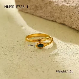 Bague serpent dorée avec pierre verte ovale, largeur 0.5cm et poids de 1.5g élégante