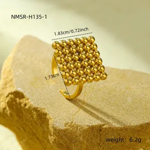Detail van de 18K vergulde vierkante ring met afmetingen en gewichtsaanduidingen