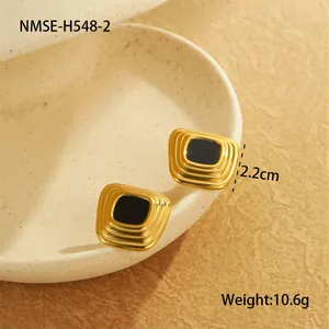 Makro-Detail von Vintage-Gold-Quadrat-Ohrringen mit schwarzem Inlay, 2,2 cm und 10,6 g