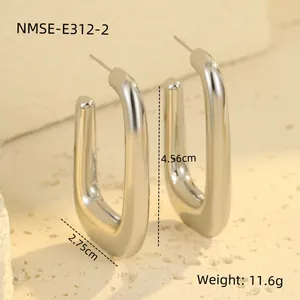 Detailweergave van zilveren U-vormige oorbellen met afmetingen van 4.56 cm hoog en 2.75 cm breed