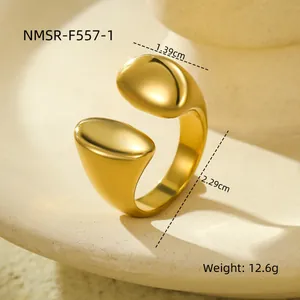 Detailopname van 18K vergulde titanium ring met maat 2,29 cm en gewicht 12,6 g