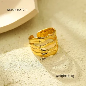 Detail van de 18K vergulde gelaagde golfring met 1,7 cm breedte en 3,1 g gewicht