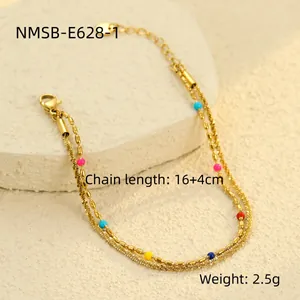 Detail der 18K vergoldeten Edelstahlkette mit bunten Perlen und Karabinerverschluss