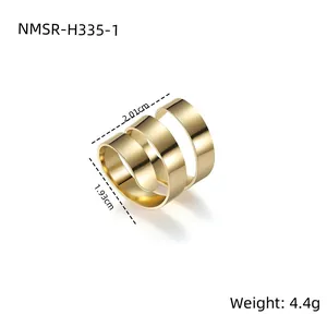 Detail van afmetingen van de 18K vergulde titaniumstalen ring met drievoudige spiraal