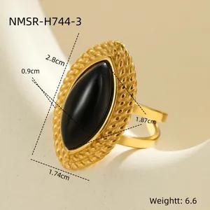 Nahaufnahme vergoldeter Ring mit schwarzem Marquise-Stein und Vintage-Schuppenstruktur