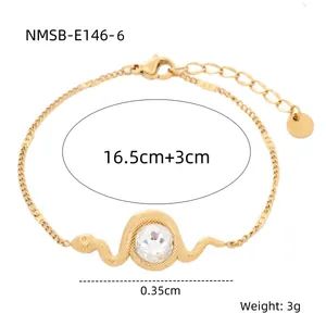Détail d'un bracelet serpent avec dimensions de 16,5 cm de long et accent en cristal