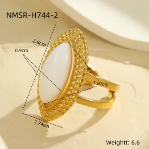 Makro-Detail des Vintage Goldrings mit weißem Marquise-Cabochon und Kordel-Struktur