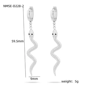 Vue détaillée de boucles d'oreilles serpent avec texture d'écailles et dimensions