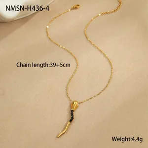 Détail d'un collier pendentif serpent doré avec zircons et chaîne réglable de 39+5cm