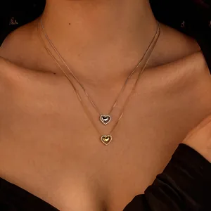 Collar de doble capa con colgantes de corazón en acero inoxidable y circonitas brillantes