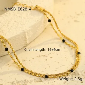 Detail eines zweilagigen 18K Gold-Edelstahlarmbands mit schwarzen Perlen und Karabinerverschluss