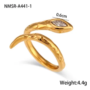 Vue détaillée d'une bague serpent dorée avec texture martelée et détail d'oeil en zircon