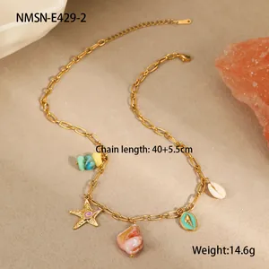Dettaglio collana in oro 18K con conchiglie, stella marina e pietre colorate naturali