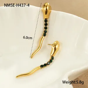 Boucles d'oreilles serpent dorées avec pierres vertes, longueur 6cm et poids 5,8g