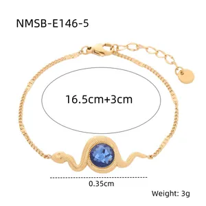 Détail du bracelet serpent avec cristal bleu et chaîne réglable en or poli