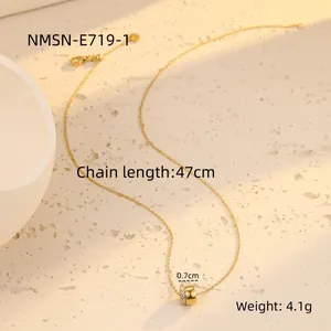 Détail du collier en acier doré de 47cm avec pendentif rond serti de zircons cubiques