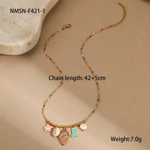 Dettaglio della collana di perline con conchiglie stelle marine e ciondoli da spiaggia